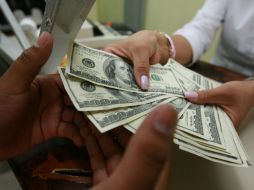 El dólar se vende en 13.30 pesos. ARCHIVO /