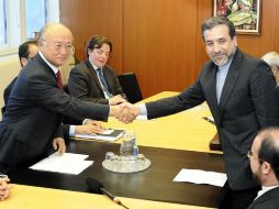 Abbas Araghchi, negociador iraní (der.), niega brindar una fecha para la aplicación del acuerdo. AP /