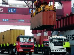 Contenedores en el puerto de Qingdao. El superávit comercial chino alcanzó los 260 mil millones de dólares. AFP /