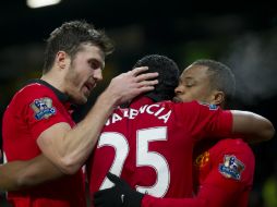 El jugador Antonio Valencia, celebrando con Michael Carrick y Patrice Evra, luego de anotar contra el Swansea. AP /