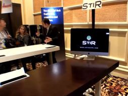 El escritorio es controlado desde una pantalla táctil a color que también controla las conexiones Bluetooth y Wi-Fi. ESPECIAL /