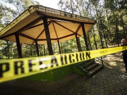 En Los Colomos II este quiosco tiene meses acordonado para evitar el paso de los visitantes porque no ha podido repararse.  /