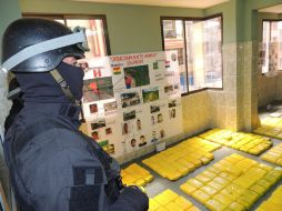 Un policía antidrogas custodia un cargamento de cocaína decomisada. EFE /