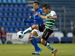 Marco Fabián (i) salió del partido entre el Cruz Azul y el Santos Laguna. MEXSPORT /