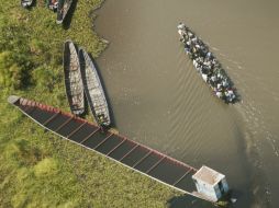 La gente abandona sus viviendas para escapar de combates entre etnias. AP /