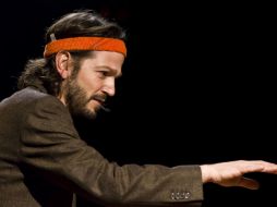 El actor utiliza su humor negro, en un monólogo donde critica el amor y las relaciones contemporáneas. ARCHIVO /