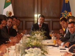 El gobernador, Aristóteles Sandoval (c) se reunió con los diputados en Casa Jalisco. ARCHIVO /