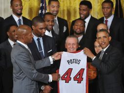Obama volvió a tener en su casa a los monarcas del basquetbol en Estados Unidos. AFP /