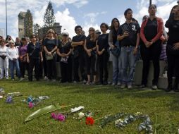 En el país sudamericano se realizó la reconstrucción del crimen de la Miss, donde participaron ciudadanos llevando flores. AFP /