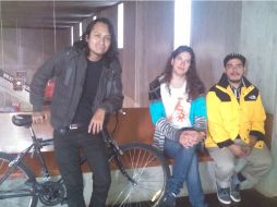 Bicinema organiza ciclos de cine desde hace más de tres años. Esau Hernández (izquierda) y Jesús de Santiago (derecha).  /