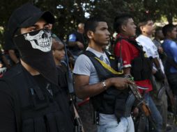 Autodefensas instalan retenes en los que se observan armas de uso exclusivo del Ejército. AP /