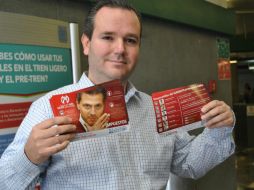 El presidente estatal del PAN entregó volantes en el Tren Ligero. ESPECIAL /