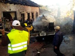 Personal de Protección Civil atienden explosión de pipa en Comitán, provocada por una falla técnica. Foto: @pcivilchiapas. ESPECIAL /