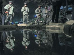Policías afganos vigilan de cerca el lugar de la explosión en Kabul, donde murieron al menos 14 personas, entre ellos agentes de ONU. AFP /