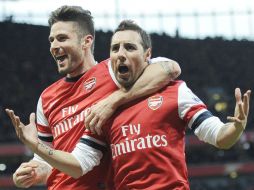 El español Santi Cazorla disparó con derecha para culminar buena jugada de conjunto para el 1-0. EFE /