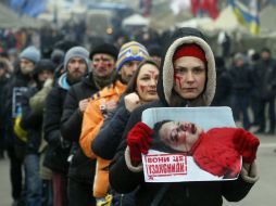 Una mujer muestra una pancarta en la que se puede leer 'Ellos lo autorizaron' durante la protesta. EFE /