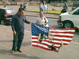Queman bandera de EU durante una protesta en contra de la ejecución del reo mexicano. EFE /