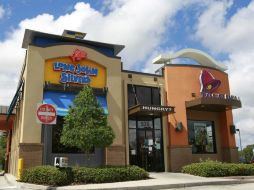 Lo dejaron en un establecimiento de comida Taco Bell, poco después, un vehículo arrolló al individuo que caminaba por una autopista. ARCHIVO /