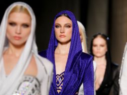 Los colores estivales brillaron sobre la seda en violeta así como en sofisticados blanco y negro. EFE /