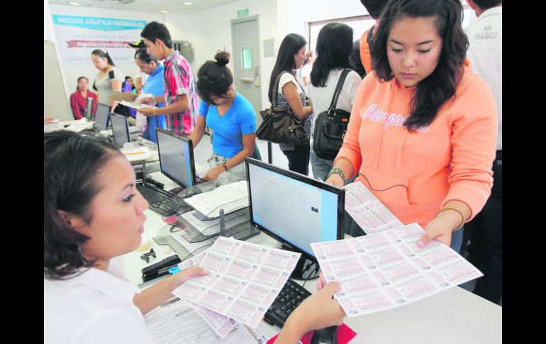 Para el camión. Jóvenes recogen Bienevales, otro de los programas de apoyo del Gobierno estatal para estudiantes.  /