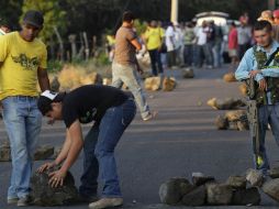 Autodefensas en el poblado de Las Huertas bloquean los caminos para evitar la incursión de los Templarios. EFE /