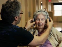El documental muestra que los pacientes parecen recuperar algunos recuerdos al escuchar la música que les gusta. ESPECIAL /