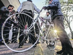 Protesta. Integrantes de ONG tapatías colgaron bicicletas blancas frente a Casa Jalisco.  /