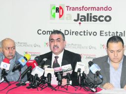 El presidente del PRI en Jalisco, Hugo Contreras, hizo el anuncio de que su fracción rechazaba el dinero para casas de enlace.  /