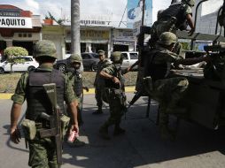 Soldados patrullando el municipio de Apatzingán. ARCHIVO /