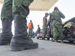 Militares revisan a conductores. En 2012 la Sedena encabezó  la lista de quejas ante la CNDH, pero en 2013 disminuyeron 50 por ciento.  /