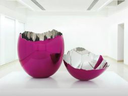 El huevo tiene un espejo en acero inoxidable y bañado con revestimiento traslúcido de color magenta. ESPECIAL /