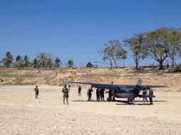 La avioneta tipo Cessna es resguardada por autoridades estatales y federales en las inmediaciones de Río Papagayo. ARCHIVO /