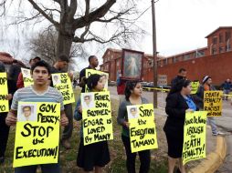Un grupo de personas y familiares se manifiestan en contra de la ejecución de Édgar Tamayo a las afueras de la prisión de Huntsville. SUN /
