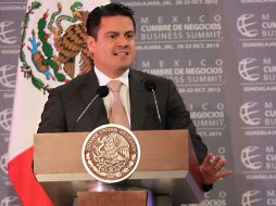 El mandatario dice que el documento ya está impreso en papel reciclado, además de que estará disponible en formato digital. ARCHIVO /