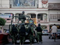 Elementos del Ejército mexicano realizan rondines de seguridad en el centro de Apatzingán. SUN /