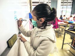 Con cubrebocas. En la Urbana 184 México Unido prefirieron no correr riesgos ante los brotes de influenza.  /