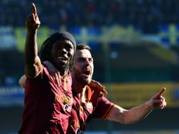 Gervinho (i) celebrando uno de los tantos del cuadro de la capital de Italia. AFP /