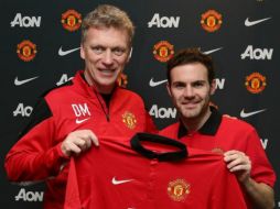 Aquí, el técnico David Moyes con su nueva joya, que espera rinda frutos. Twitter: @ManUtd. ESPECIAL /