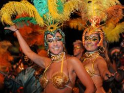 Integrantes de una agrupación cultural participan en el Desfile Inaugural del Carnaval en Montevideo. ARCHIVO /