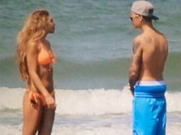 Bieber aparece en las fotografías acompañado por una joven rubia en biquini. ESPECIAL /
