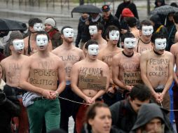 Con el torso desnudo el grupo Homen, protesta en contra del matrimonio homosexual. AFP /