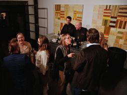 Varias personas conversan en Space Gallery, en Denver, donde organizaron un evento especial para fumadores de mariguana. EFE /