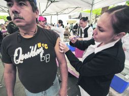 Preparados.  La Secretaría de Salud garantiza que aún hay seis millones de dosis de vacunas para aplicar entre los grupos de riesgo.  /