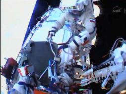 Oleg Kotov y Serguei Ryazanskiy hacen la instalación durante una caminata que duró ocho horas. AP /