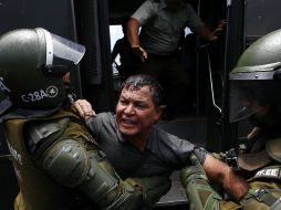 Cuatro manifestantes resultaron detenidos, luego que arrojaran piedras en respuesta a la reciente pérdida del país. EFE /