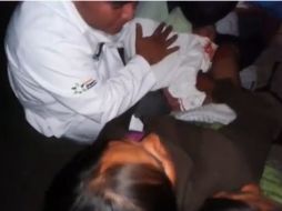 Después del parto, la madre y su pequeño fueron llevados al interior del hospital general. ESPECIAL /