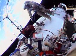 Los cosmonautas retiraron del módulo Zvezdá un contenedor con muestras de los materiales con los que está construida la estación. EFE /