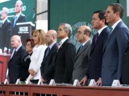 Osorio Chong (2d) anuncia un proceso de evaluación de todas las unidades antisecuestro. TOMADA DE @osoriochong  /