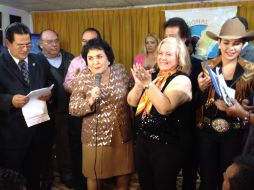 La actriz estuvo acompañada de sus ahijados, la cantante de banda Laura Denisse, y del actor y productor teatral Iván Cochegrus. ESPECIAL /