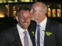 Un hombre besa a su pareja el día de su boda. ARCHIVO /